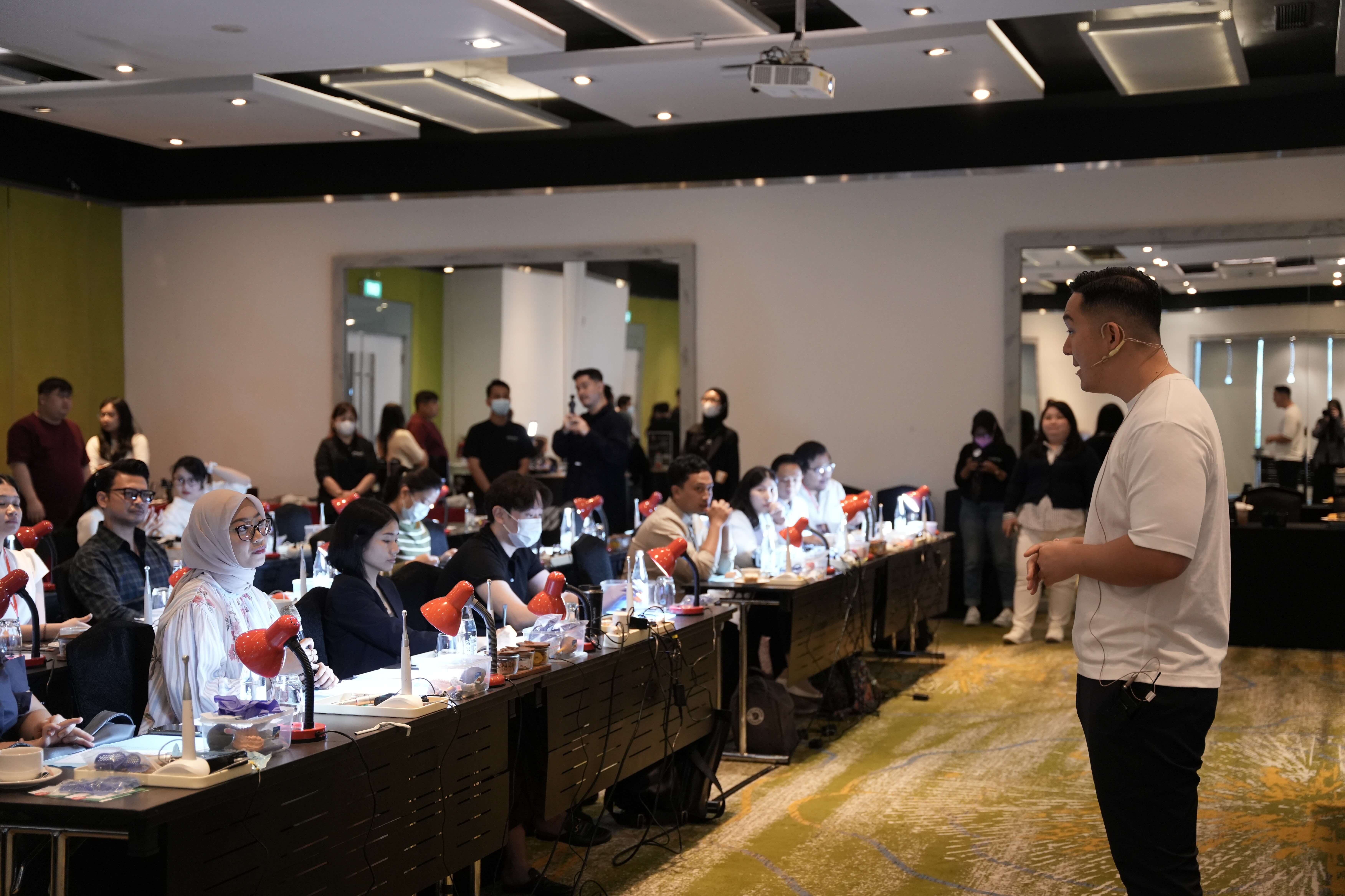 Seminar Manajemen Komplikasi Crack Tooth Syndrome: Menuju Rehabilitasi Estetik dengan Perawatan Saluran Akar dan Pembedahan Periodontal